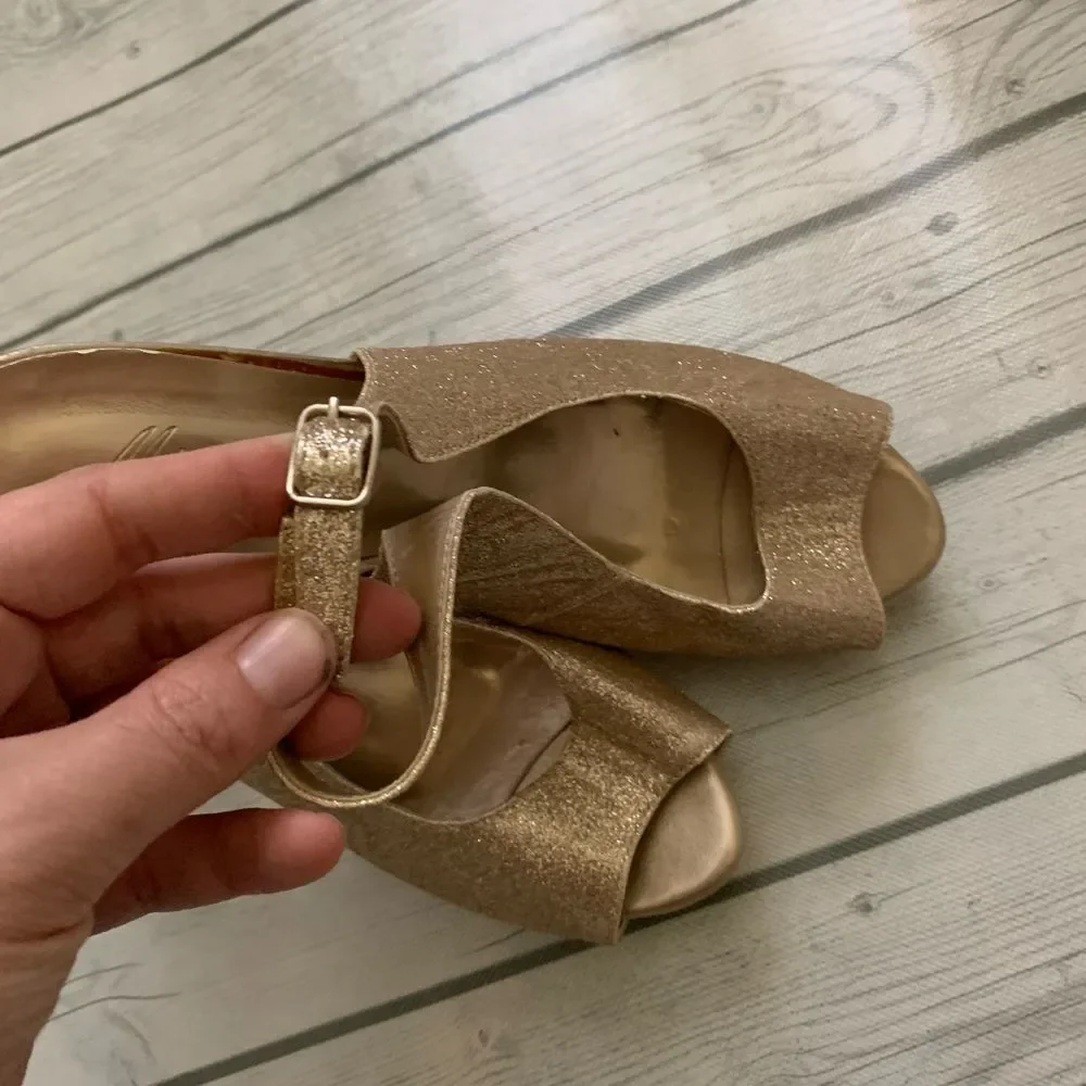 Michaelangelo gold peep toe heels-size 8